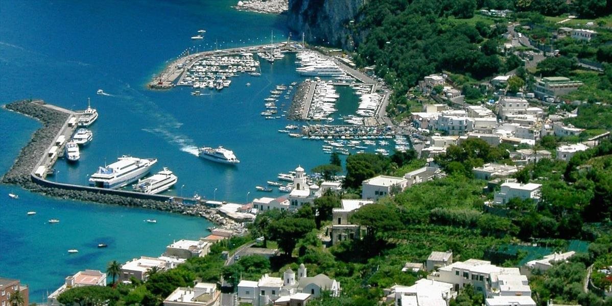 Obrovské nešťastie v Taliansku! Autobus sa zrútil z cesty priamo na pláž!