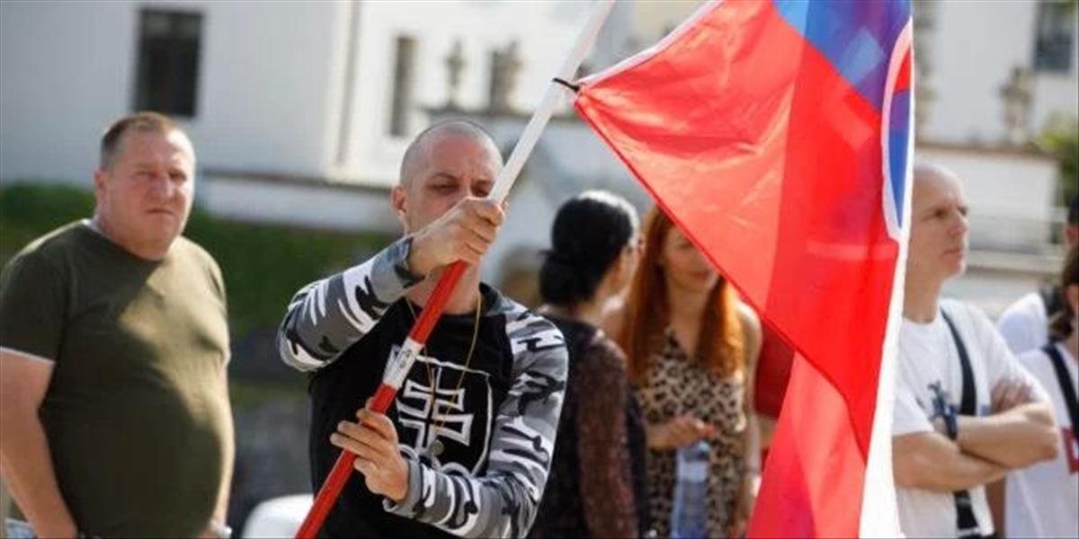 AKTUALIZÁCIA: Pred parlamentom práve protestujú demonštranti. Zasahuje polícia aj ťažkoodenci!