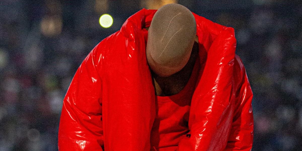 Kanye West sa zrútil priamo pred 42-tisíc divákmi! Čo sa mu stalo?