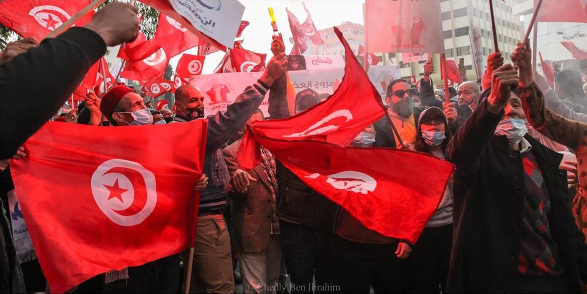 Demonštrácie v Tunisku vyvrcholili odvolaním premiéra. Prezident pozastavil aj činnosť parlamentu