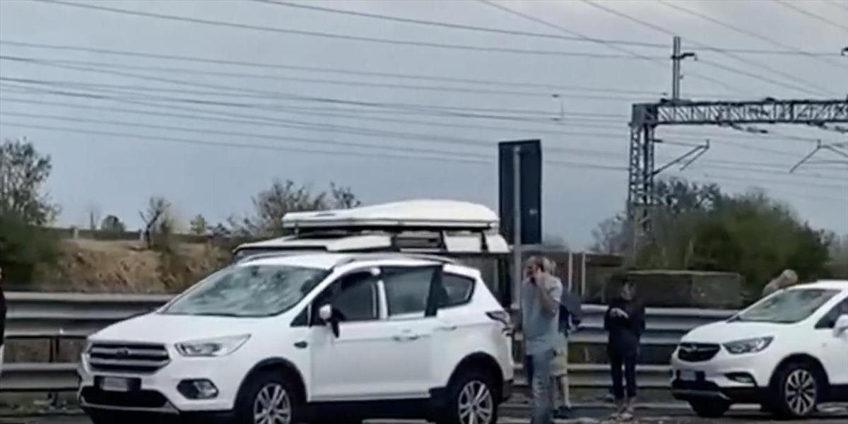 Taliansko zasiahlo silné krupobitie, zdevastovalo stovky áut a spôsobilo chaos na diaľnici