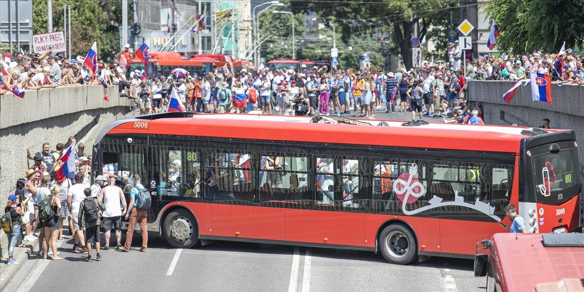 AKTUALIZÁCIA: Demonštranti pred Prezidentským palácom spôsobili dopravný kolaps. Blokujú viaceré ulice mesta