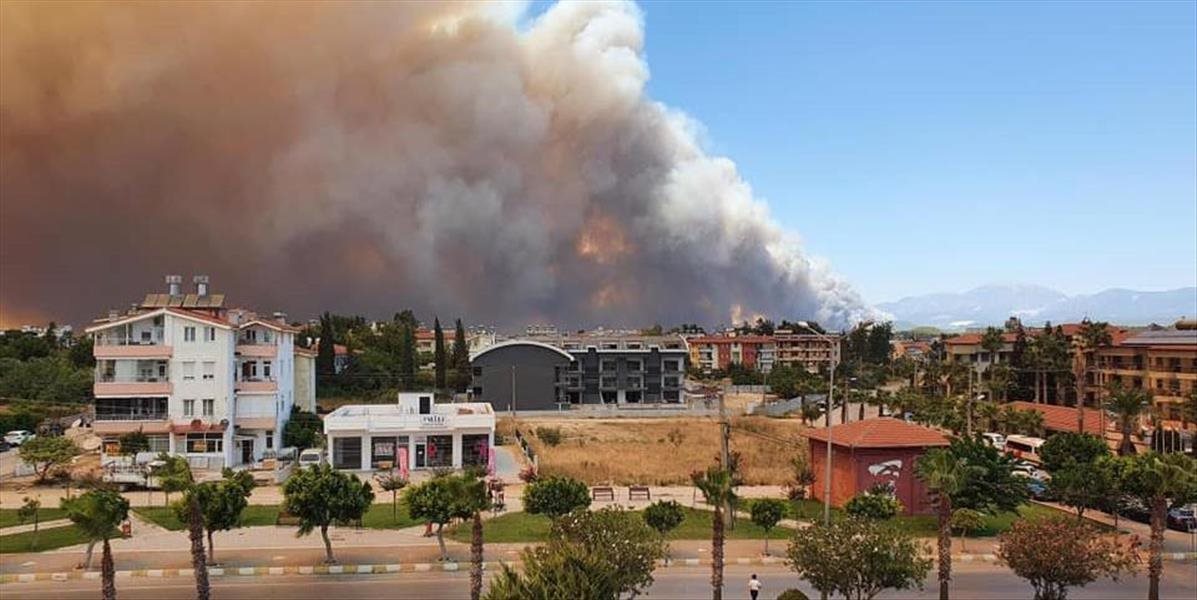 V tureckej Antalyi vypukol požiar na štyroch miestach! Oheň sa pokúša zastaviť 15 helikoptér!