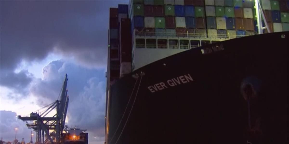 Nákladná loď Ever Given dorazila do Rotterdamu. Posádka môže po vyše štyroch mesiacoch konečne opustiť palubu