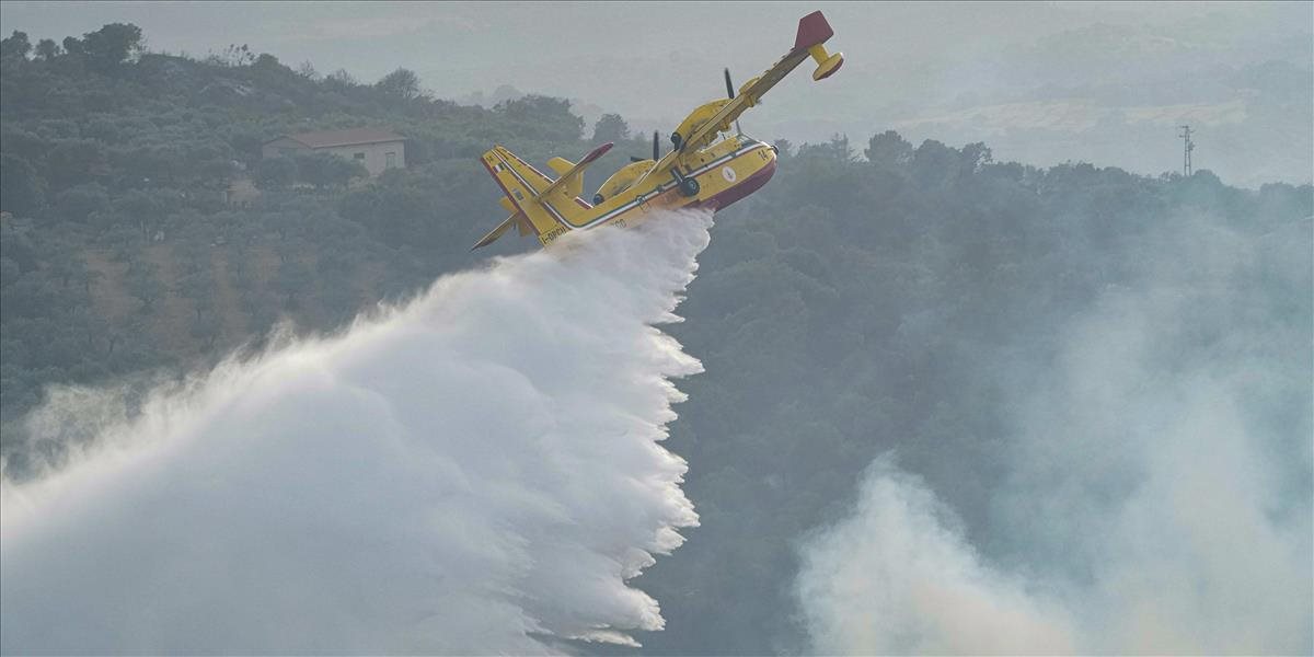 Grécko bojuje s lesnými požiarmi. Plamene uväznili dovolenkárov pri mori