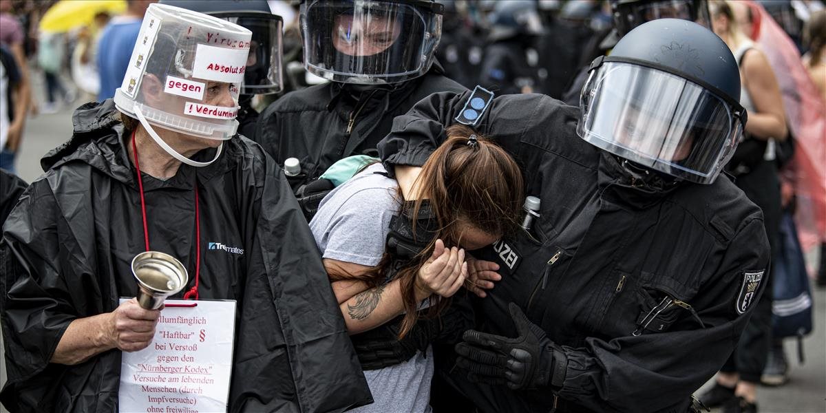 Nepovolená demonštrácia v Berlíne skončila masívnym zatýkaním. Rozzúrený dav napádal políciu!