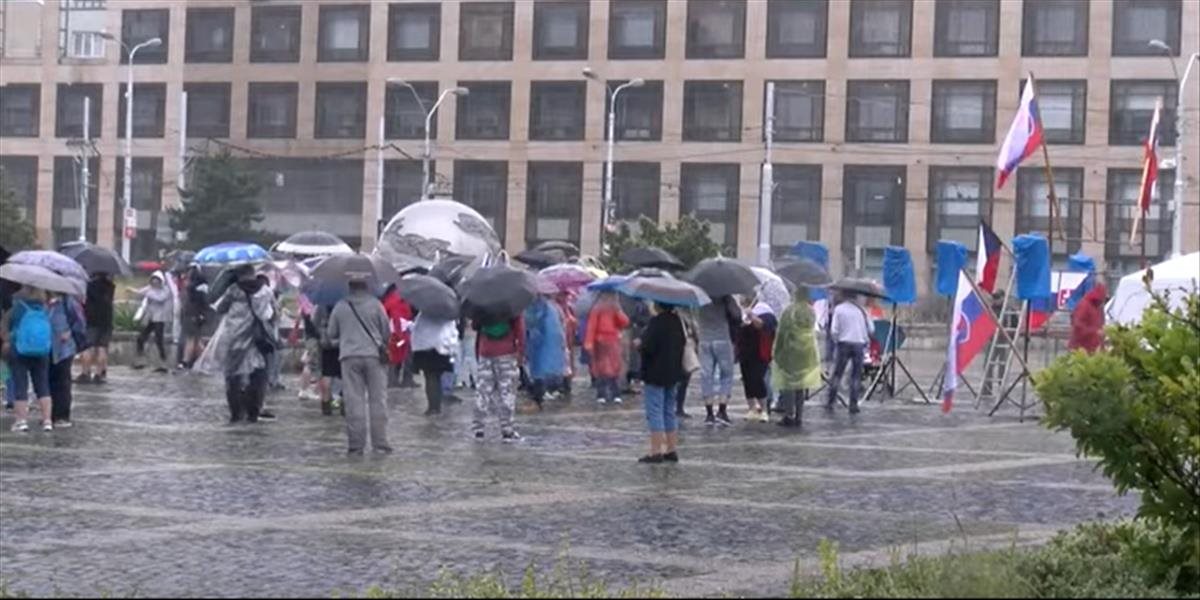 AKTUALIZÁCIA: Na protestoch došlo k zraneniu policajta z antikonfliktného tímu