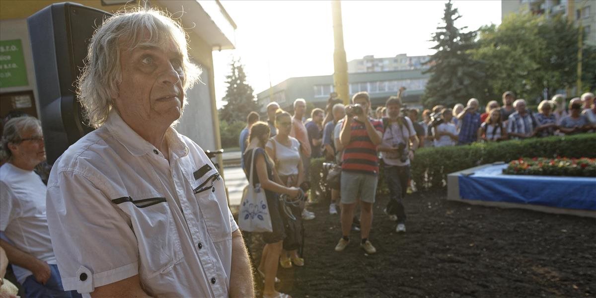 Výtvarníka Petra Kalmusa zbili pri odhaľovaní busty Dubčeka. SaS odsúdila nevraživosť v spoločnosti