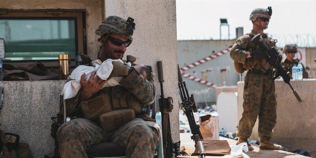 Americkí vojaci sa starajú o novorodencov, ktorých im cez ostnatý plot prehodili zúfalé matky!