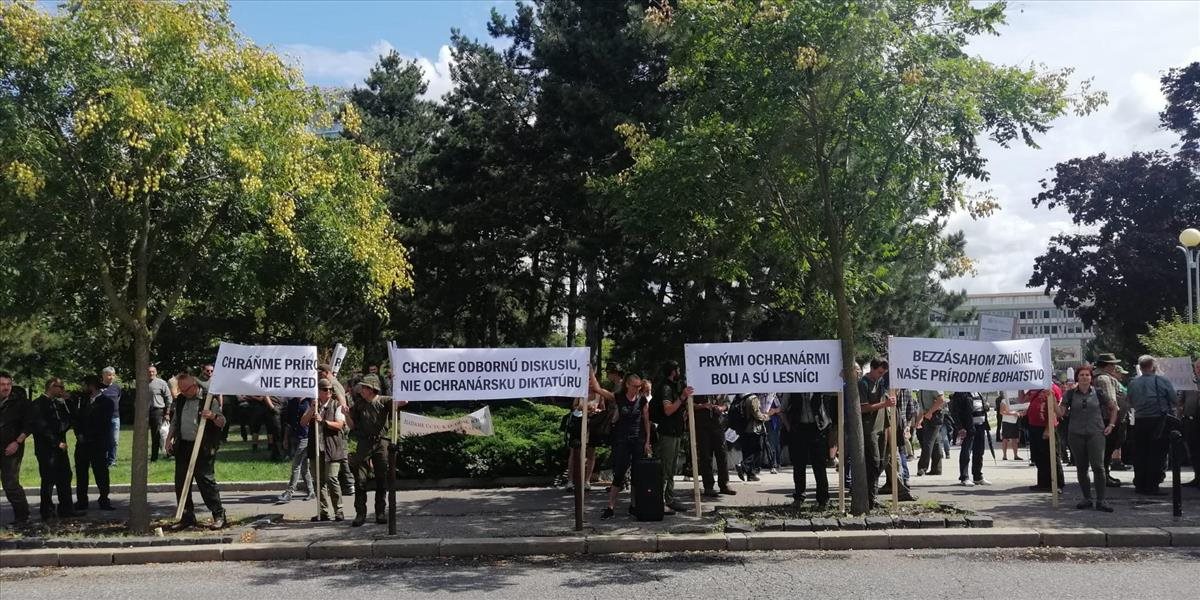REPORTÁŽ: Reforma o ochrane národných parkov vyhnala pred Úrad vlády ochranárov a lesníkov