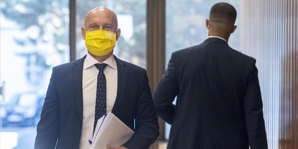 Minister školstva vyzval učiteľov k očkovaniu. Pretlmočil im tiež drsný odkaz virológov!