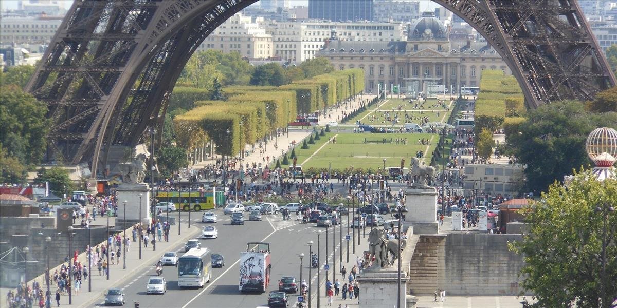Paríž sa stal bezpečnejším pre chodcov. Magistrát obmedzil rýchlosť na 30 km/h!