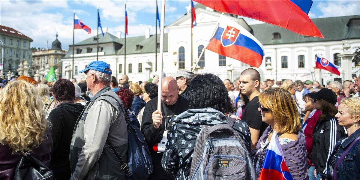 AKTUALIZOVANÉ: Demonštranti zablokovali centrum mesta! Polícii sa dav nedarí dostať pod kontrolu
