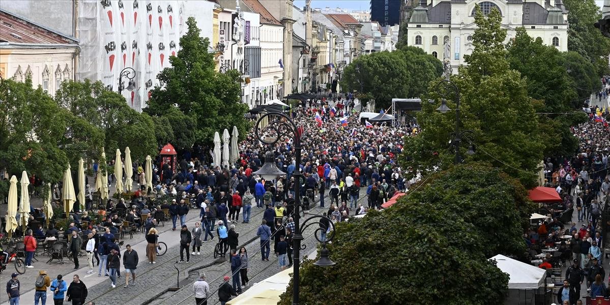 Ficov protest v Košiciach je pokojný. Zúčastnilo sa ho približne 6 000 ľudí