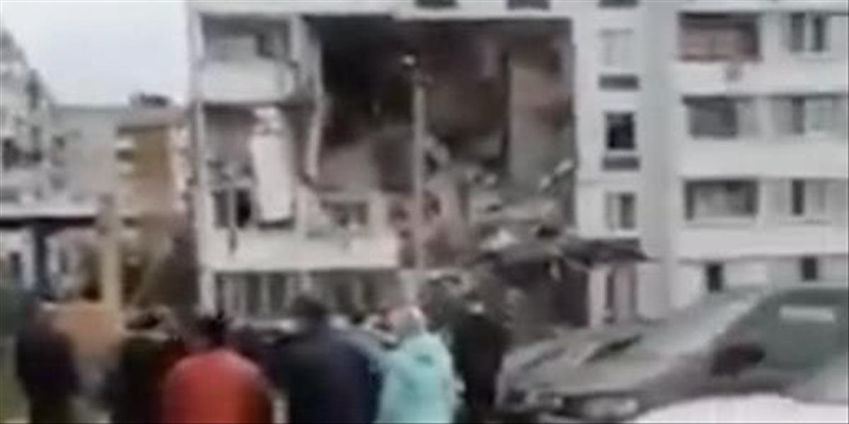 VIDEO: V Rusku sa zrútila časť bytovky. Hasiči pátrajú po nezvestných