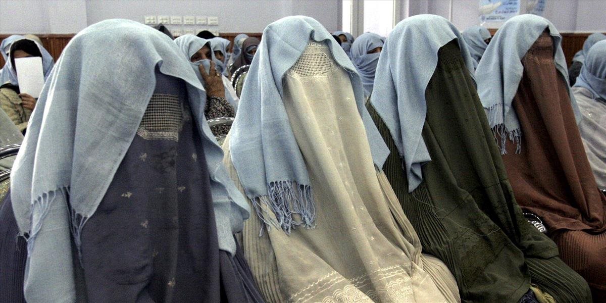 Urobili tak pod nátlakom? Zahalené afganské ženy na univerzite manifestovali za podporu Talibanu