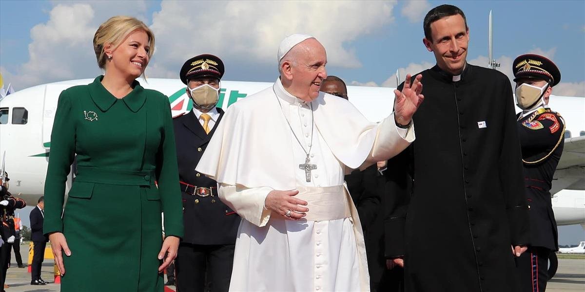 AKTUALIZOVANÉ: Pápež priletel do Bratislavy na oficiálnu návštevu Slovenska! Na letisku ho čakalo vrúcne privítanie