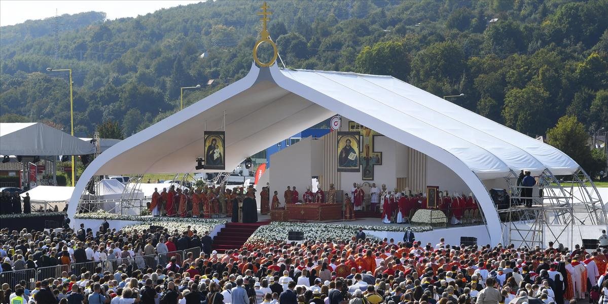 Pápež je na východe SR. Gréckokatolíci museli kúpiť tisíce lyžičiek, z ktorých vznikne kríž