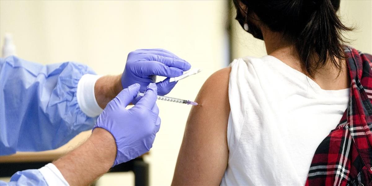 V Anglicku začali podávať tretiu dávku vakcíny proti koronavírusu