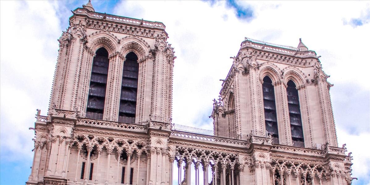Katedrála Notre-Dame je zabezpečená. Na rad prichádzajú reštaurátori