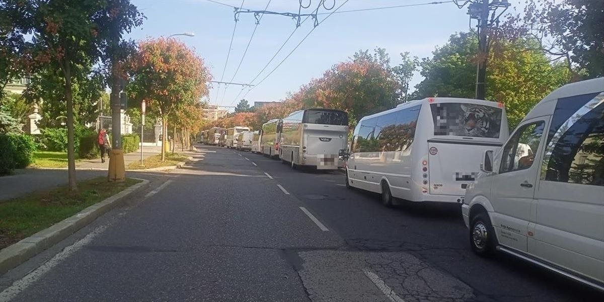 AKTUALIZOVANÉ: Dopravcovia, ktorí ráno zablokovali Úrad vlády, žiadajú pomoc od štátu