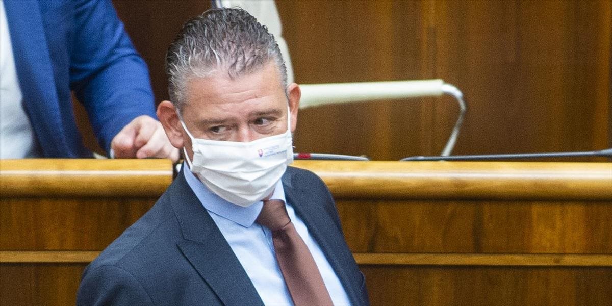AKTUALIZOVANÉ: Roman Mikulec ustál odvolávanie v parlamente. Obvinenia Smeru odmieta