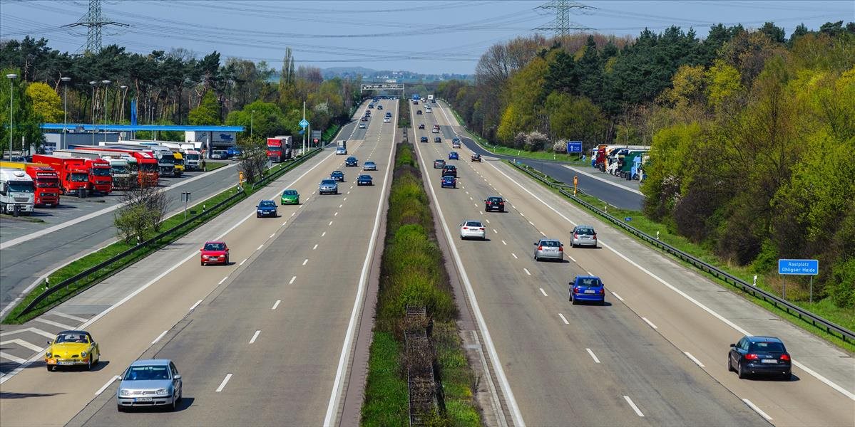 Rakúsko zavádza emisnú daň! Motoristi si siahnu hlbšie do vrecka