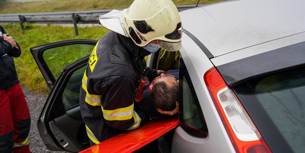 Hasiči skončili v karanténe! Účastník dopravnej nehody mal Covid-19