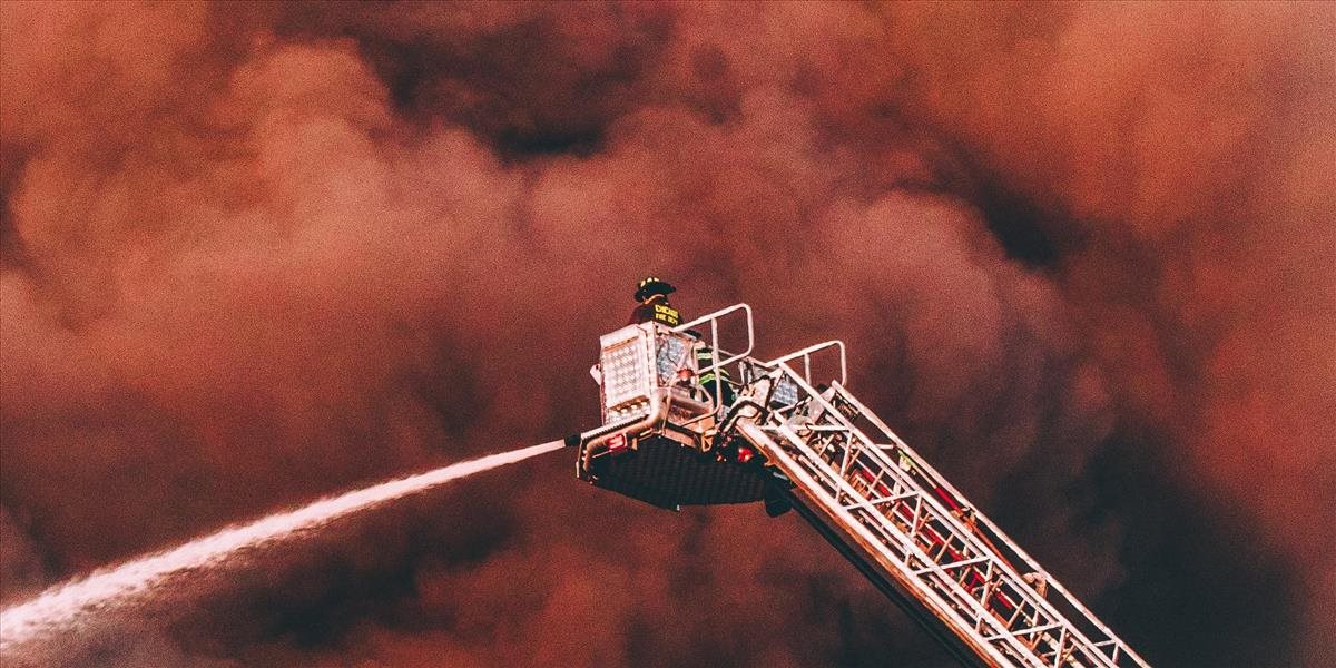 VIDEO: V Londýne horela obytná budova. Zasahovalo 70 hasičov