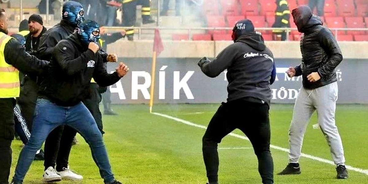 Včerajšie derby Slovana s Trnavou ukončila bitka chuligánov