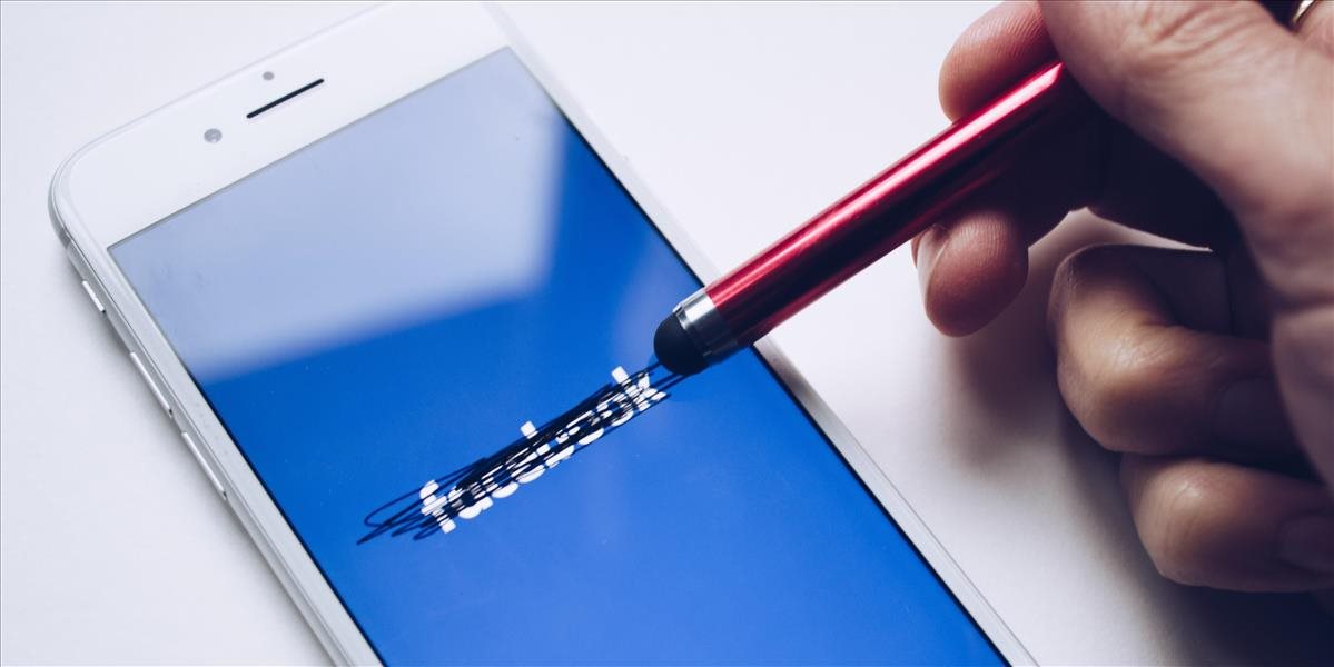 Facebook údajne plánuje zmeniť svoj názov