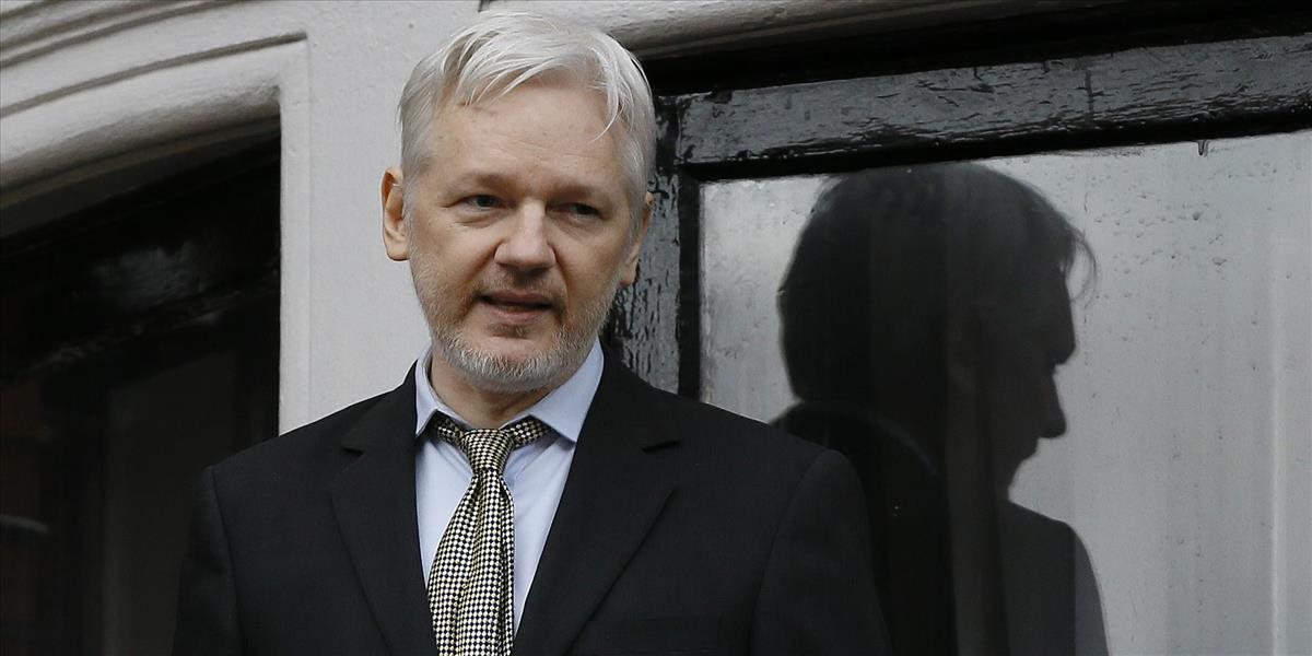 Julian Assange hrozí samovraždou, ak ho Británia vydá do USA