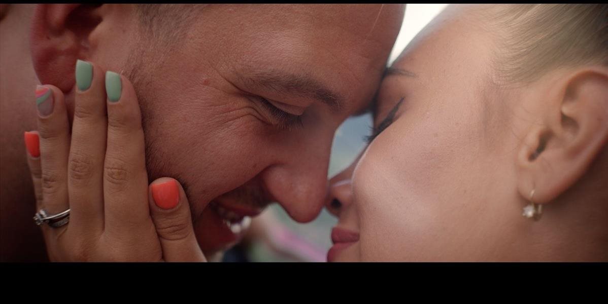 Samo Tomeček je zaľúbený ako v deň svadby a dokazuje to v novej skladbe pre manželku. Pozrite si reportáž Netiek, to sú pusinky!