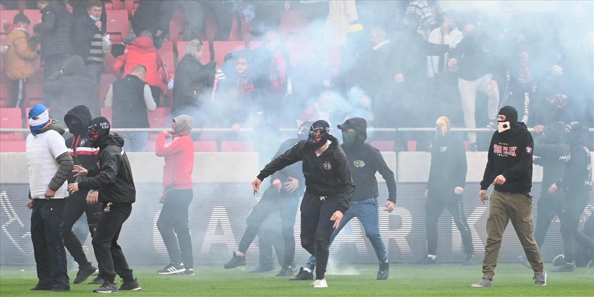 Polícia obvinila 11 fanúšikov z výtržníctva na futbalovom zápase. Môžu skončiť za mrežami