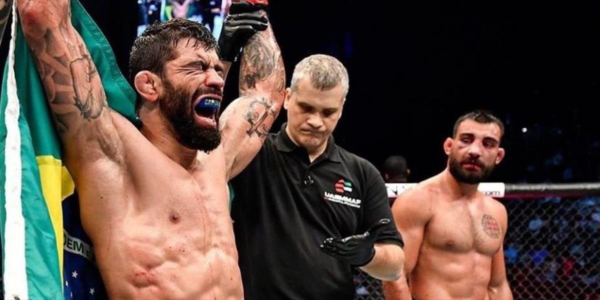 Nevídané veci v MMA! Súboj muža so ženou a šialený rozhodca z Ruska