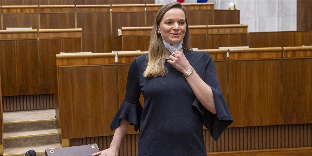 Romana Tabak je ukážkovým príkladom toho, ako sa nesprávať v národných parkoch. Ochranári sa to teraz rozhodli využiť