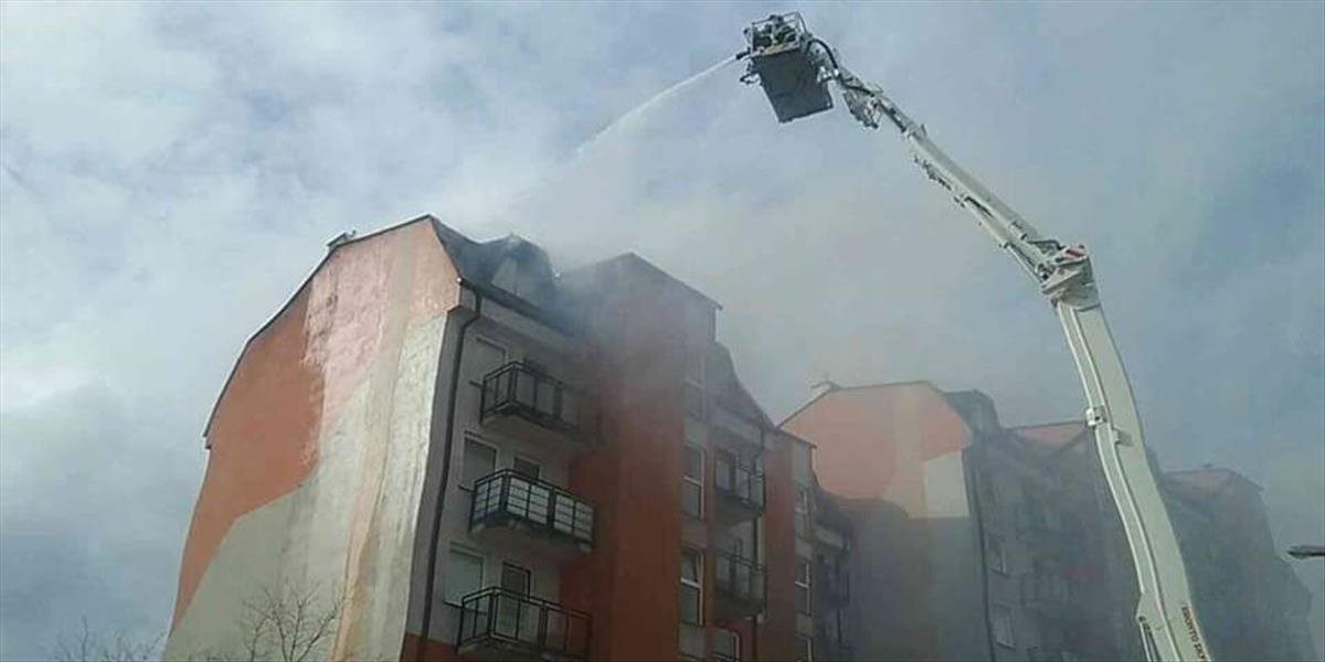 Na žilinskom sídlisku horí strecha bytovky. Na mieste zasahujú hasiči