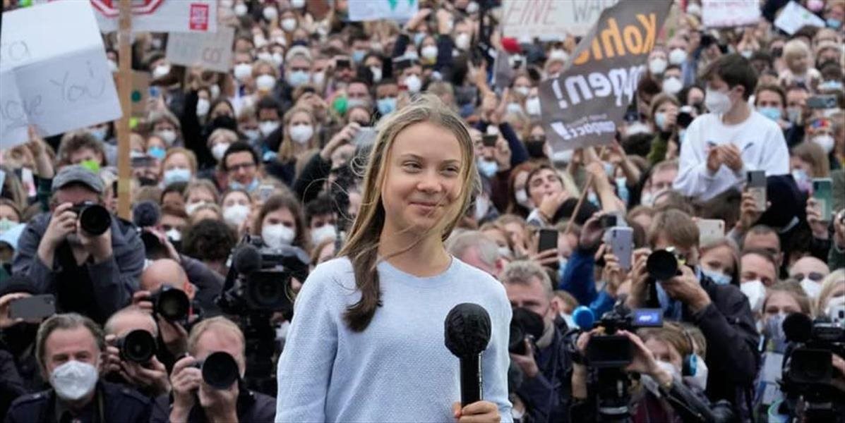 VIDEO: Greta Thunberg zaspievala na proteste v Glasgowe: Môžete si strčiť svoju klimatickú krízu do zadku!