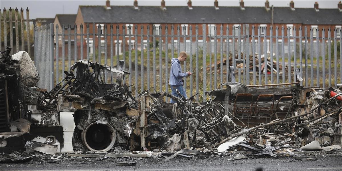 V Belfaste zastavili a podpálili ďalší autobus