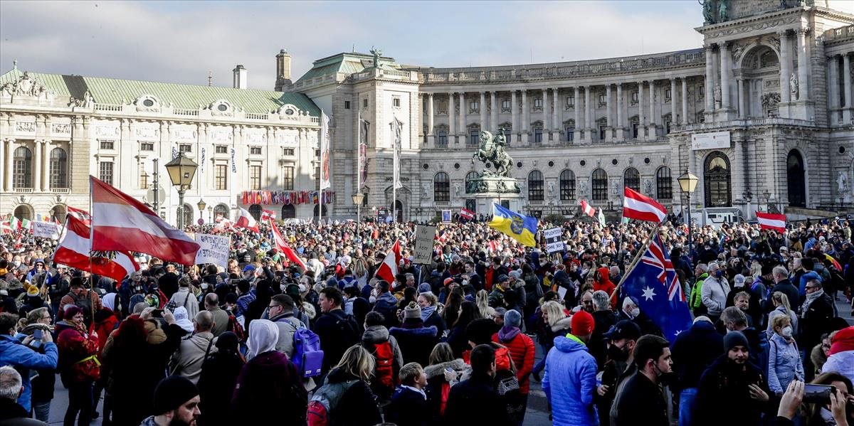 Vo Viedni protestovalo proti novým opatreniam približne 30 000 ľudí