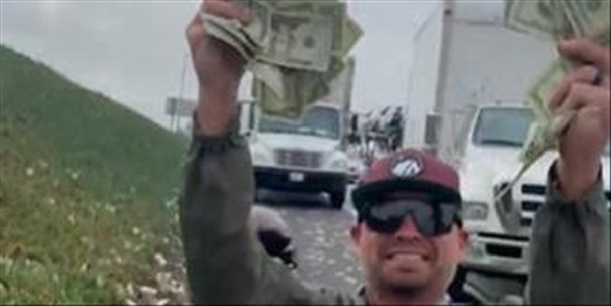 VIDEO: Z obrneného auta sa vysypali na cestu bankovky. Ľudia šaleli!