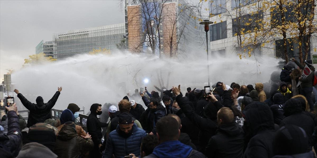 VIDEO: Tisíce ľudí protestovali v centre Bruselu proti opatreniam. Polícia použila vodné delá