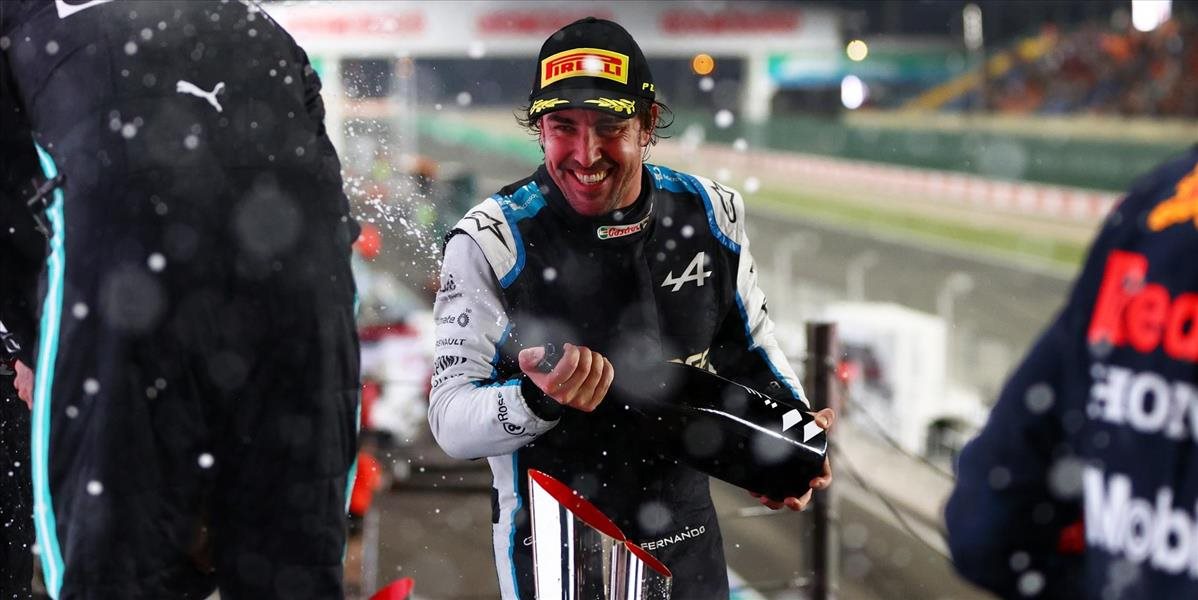 F1: Hamilton dominoval v Katare, Alonso na pódiu po 7 rokoch