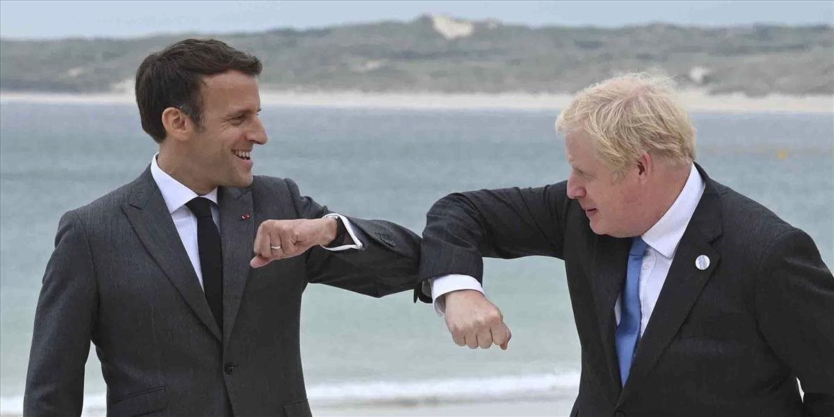 Emmanuel Macron a Boris Johnson zakročia proti prevádzačom migrantov