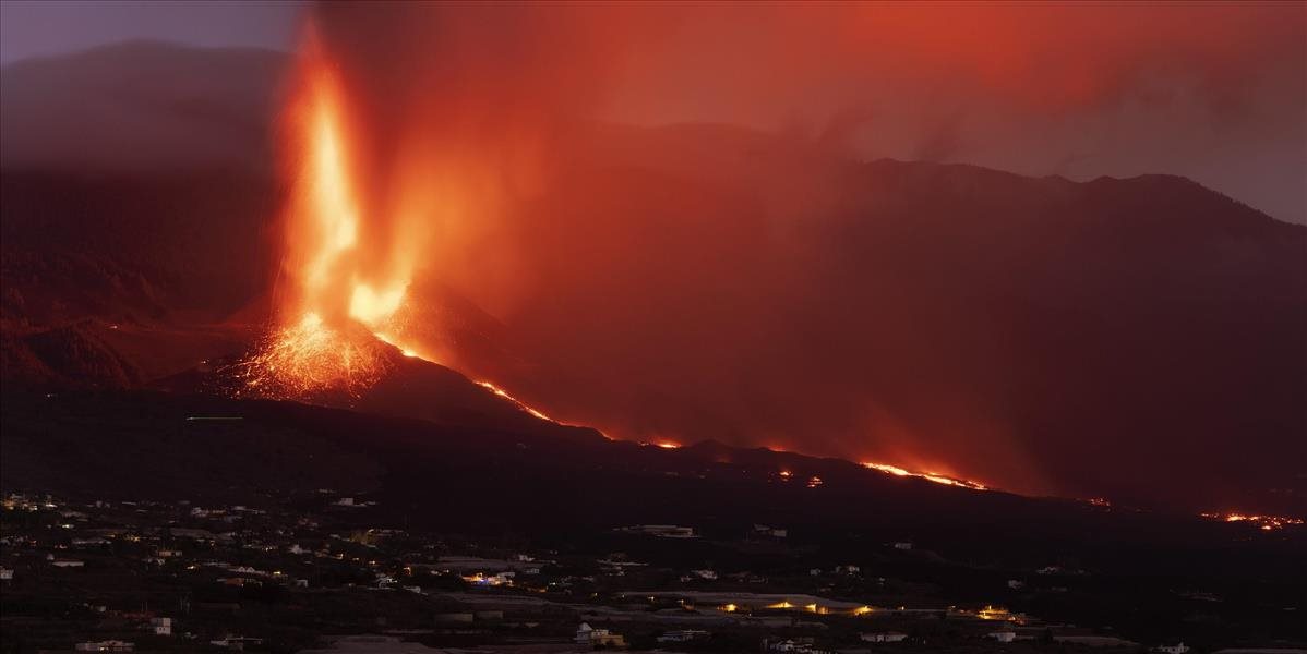 VIDEO: Zo sopky na ostrove La Palma začal vytekať nový prúd lávy