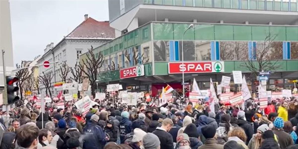 VIDEO: Desaťtisíce ľudí protestovali proti opatreniam a povinnému očkovaniu