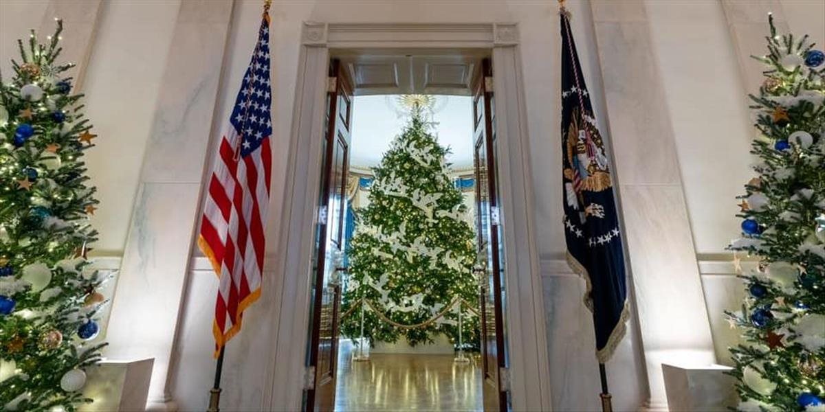 Jill Bidenová predstavila vianočnú výzdobu v Bielom dome. Na stromčeku nechýba fotografia Trumpa!