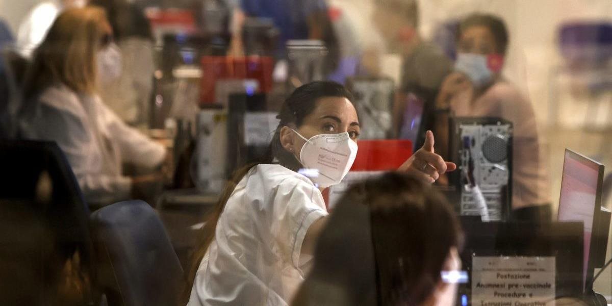 Úpný bizar! Antivaxer sa chcel nechať zaočkovať do falošnej ruky, aby získal covidpas