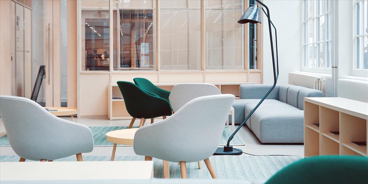 Viac než polovica firiem neplánuje pre pandémiu siahnuť po menších kanceláriách