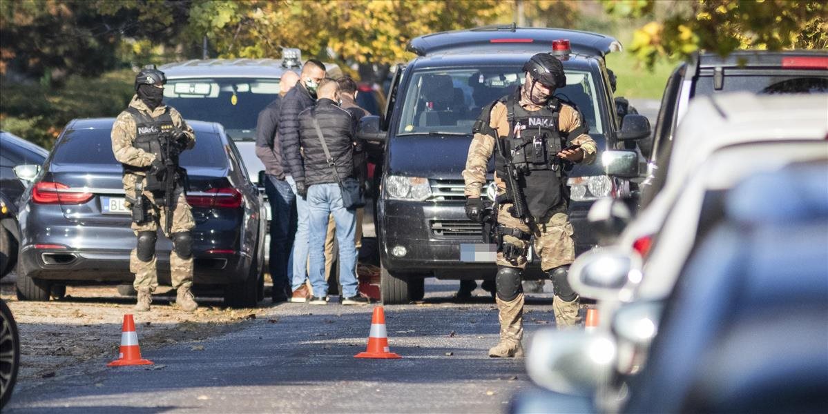 Štyroch obvinených z utorkovej akcie NAKA súd prepustil na slobodu